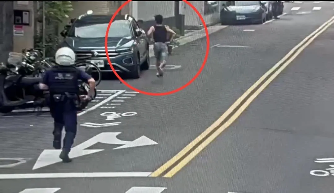 失聯移工心虛拔腿狂奔員警衝刺追捕。（圖／翻攝畫面）