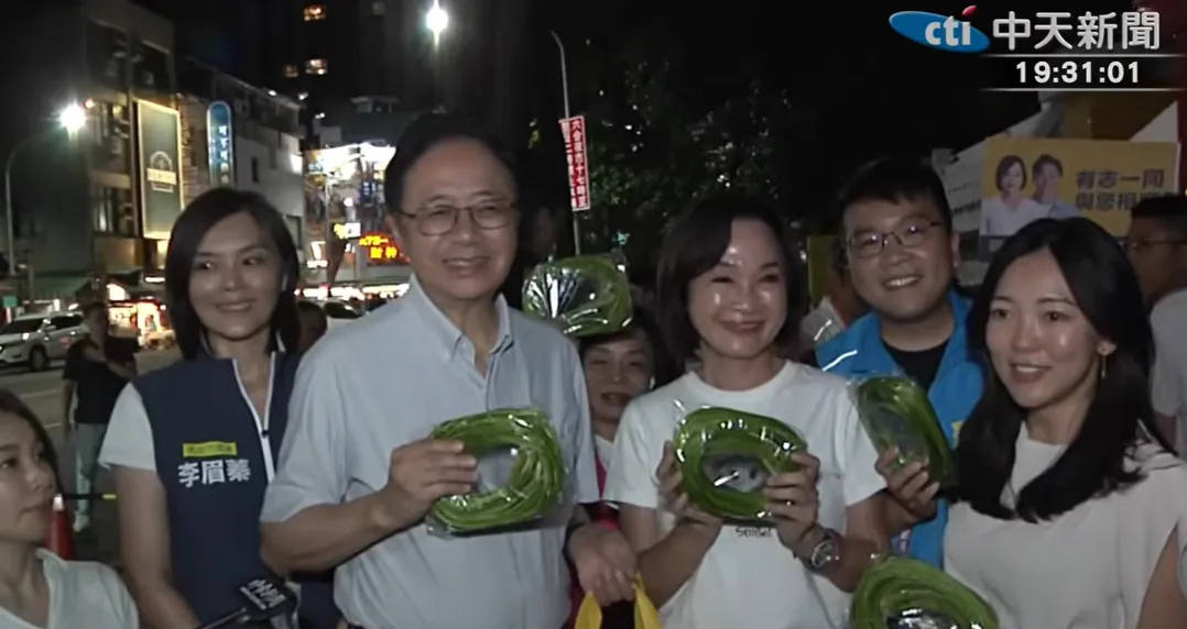 柯志恩邀張善政逛六合夜市,並特地送上近期的話題農產水蓮給張善政。(圖/中天新聞)