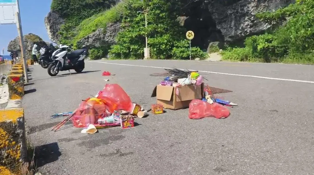 雙十連假首日，屏東縣離島小琉球湧入近1.4萬名遊客，大批人潮帶動觀光商機的同時，卻也帶來嚴重的環境亂象。（圖／翻攝畫面）