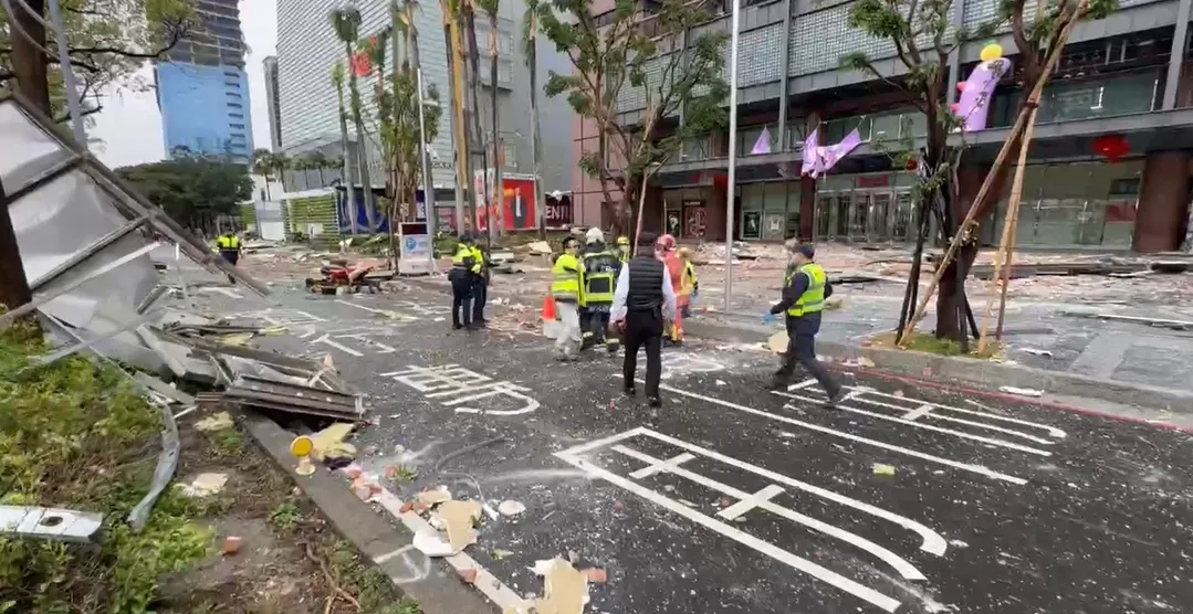 台中新光三越在13日中午時間發生嚴重氣爆事件，而事發當下，有熱心民眾立刻上前協助CPR急救，結果一旁的救護人員卻告知「黑牌不用救了」引起網友熱議。 （圖／報系資料照）