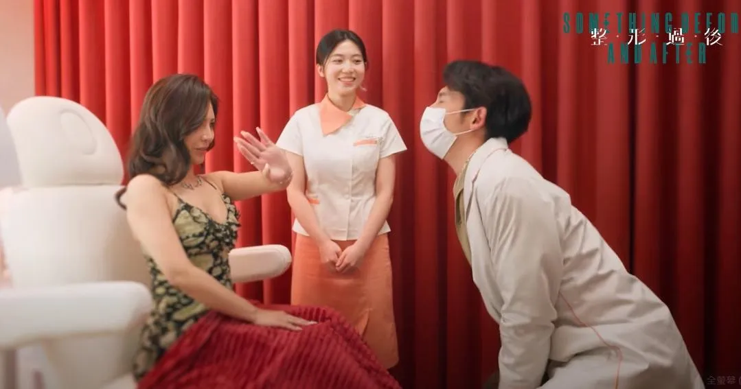 金曲歌后艾怡良以「最美媽媽桑」形象現身，穿上超辣爆乳裝踏進診間求診温昇豪。（圖／翻攝YouTube 六魚文創 Pisces Creation Co., Ltd.）