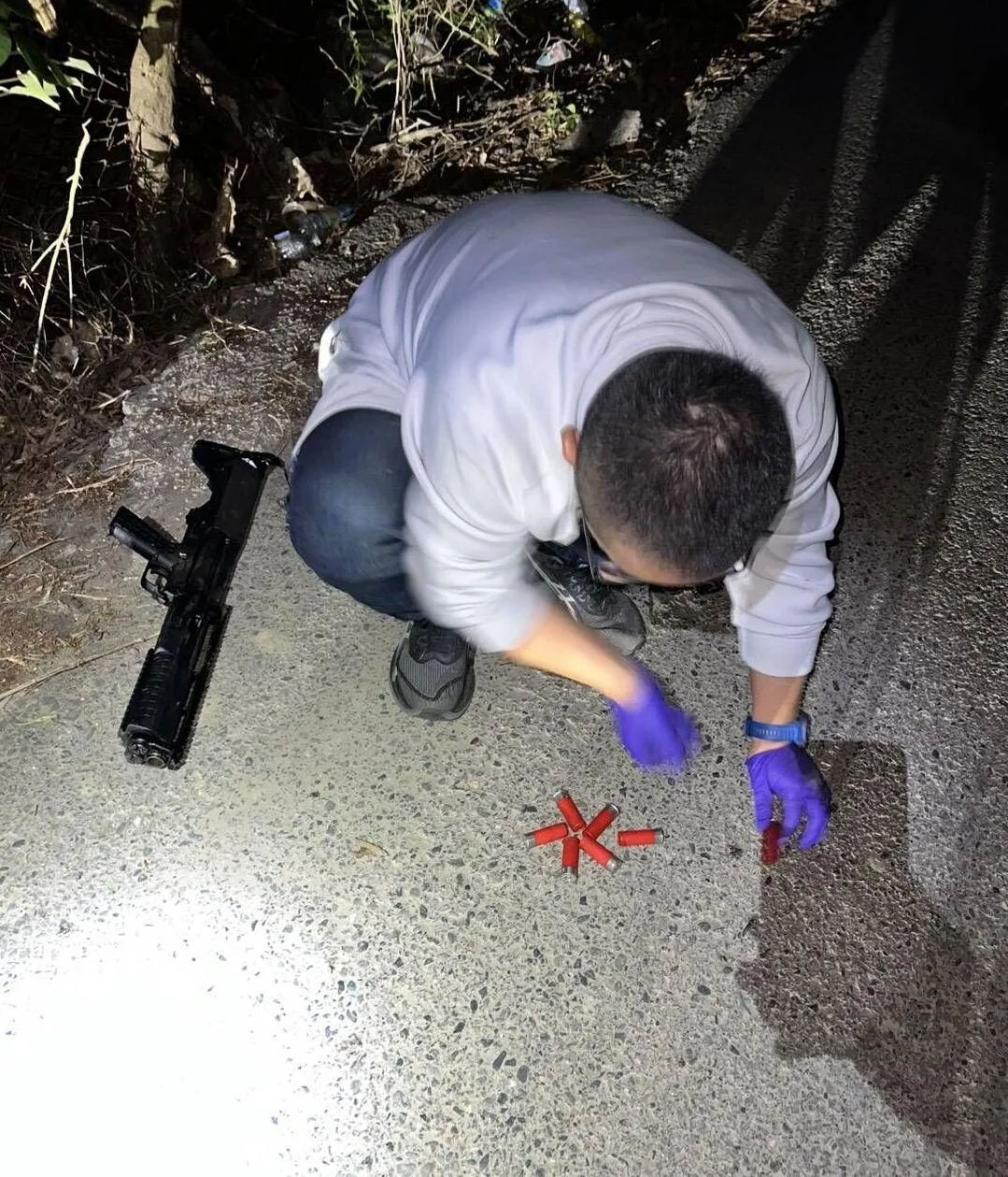 羅男生前被警方起出的火力強大的改造槍枝。(圖/翻攝畫面)