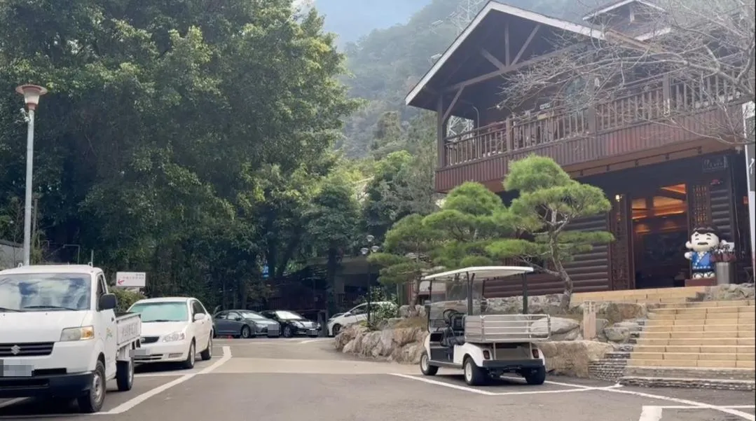 台中市和平區的谷關伊豆日式露天溫泉會館因未取得合法使用執照，於2023年停業整修後，在去年10月悄然恢復營業，卻因未獲得合法旅館業登記證而遭到台中市觀光旅遊局的查處。（圖／翻攝畫面）