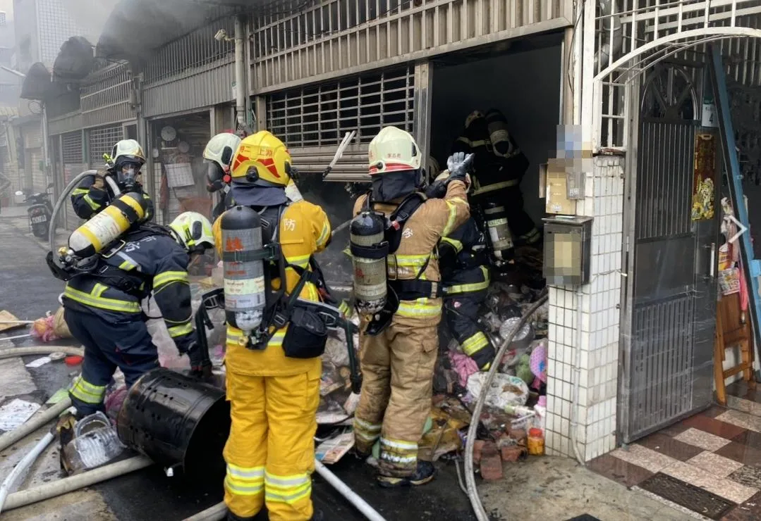 火災現場堆滿雜物。（圖／中天新聞）