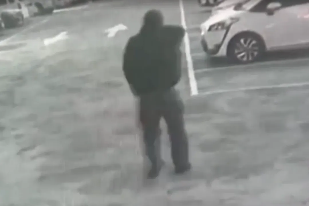 柯嫌行竊前曾在該社區停車場現身。(圖/警方提供)
