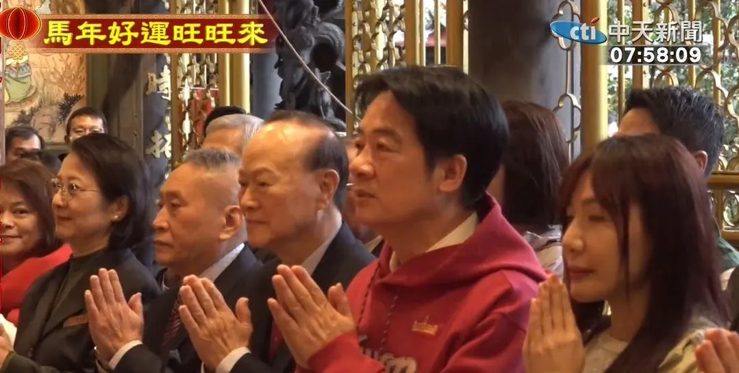 總統賴清德在大年初一參拜龍山寺。（圖／中天新聞）