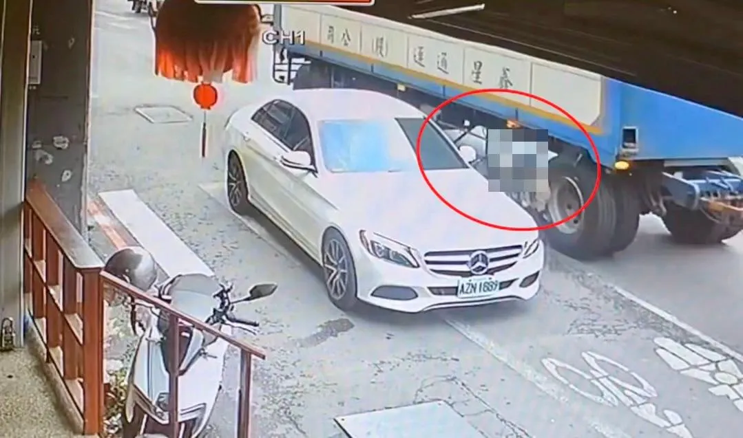 女騎士遭拖板車擦撞後輾過慘死。（圖／翻攝畫面）