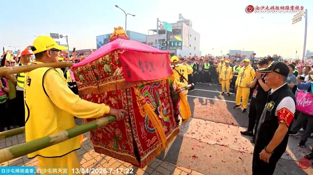 沿途響起彩炮、鞭炮，熱情信眾高呼「媽祖我愛你」。（圖／翻攝自「白沙屯媽祖網路電視台」YouTube）