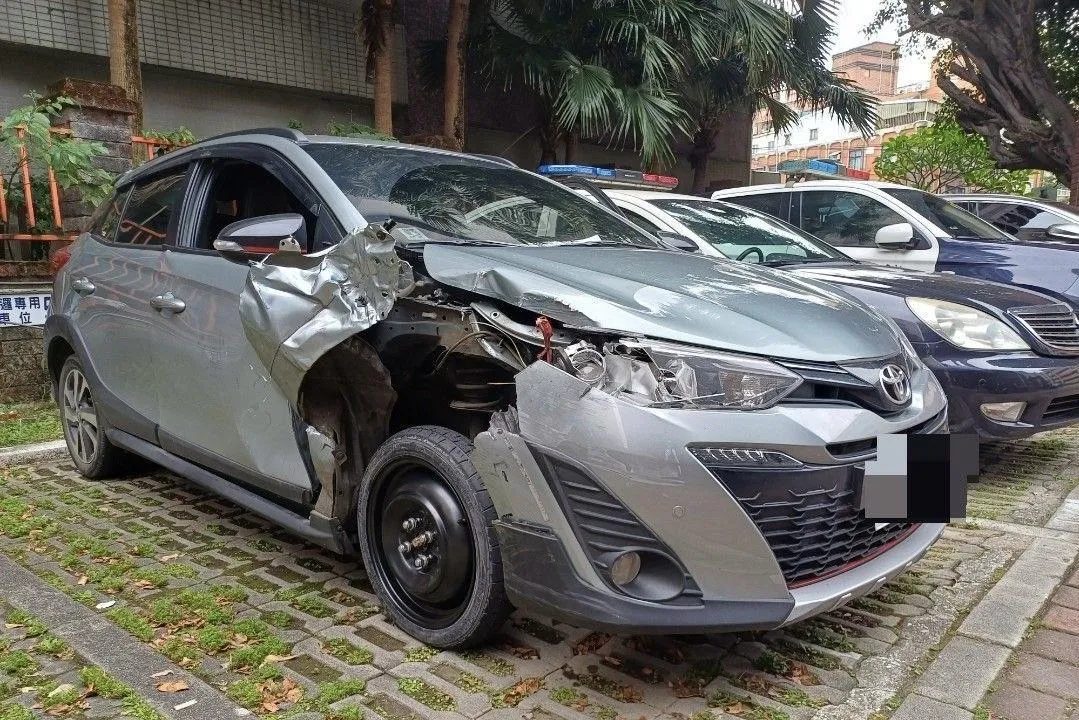 男子毒駕車子撞爛爆胎還換備胎繼續肇逃。(圖/翻攝畫面)