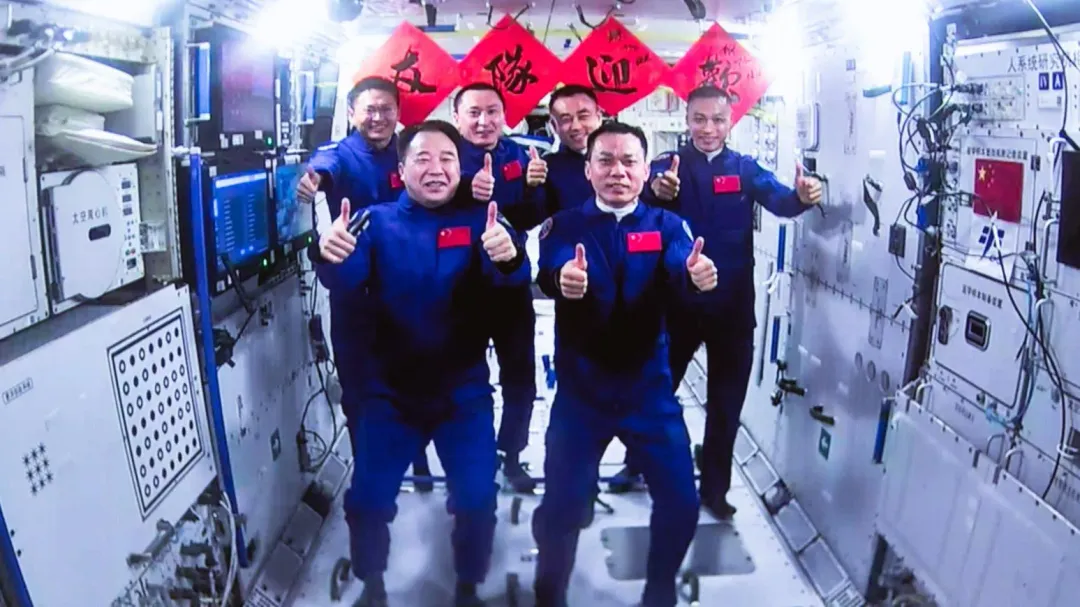 神舟十六號、神舟十七號太空人乘組「太空會師」。(圖/新華社)