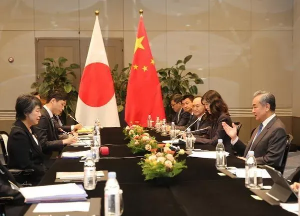 陸外長王毅出席中日韓外長會期間會見日本外相上川陽子。(圖/翻攝大陸外交部)