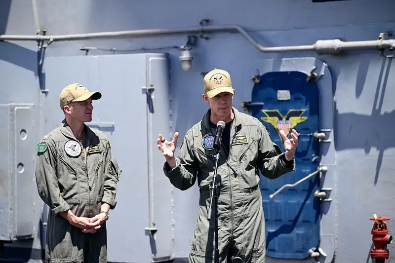 美軍第一航艦打擊群指揮官沃許(Michael Wosje)(右)、卡爾文森號艦長湯瑪斯(Matthew Thomas)(左)接受媒體訪問,強調信任無價,「需要朋友之前,要先認識朋友」;透過環太平洋演習,美軍與盟友建立信任關係。(圖/中央社特約記者Edward Bungubung攝)