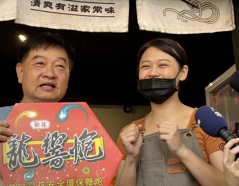 台灣拳擊女將吳詩儀在奧運女子60公斤級摘下銅牌，家中經營的麵店4日開門前先放鞭炮慶祝，吳詩儀姊姊（右）也向這段時間鼓勵、支持吳詩儀的粉絲們致謝。（圖／中央社）