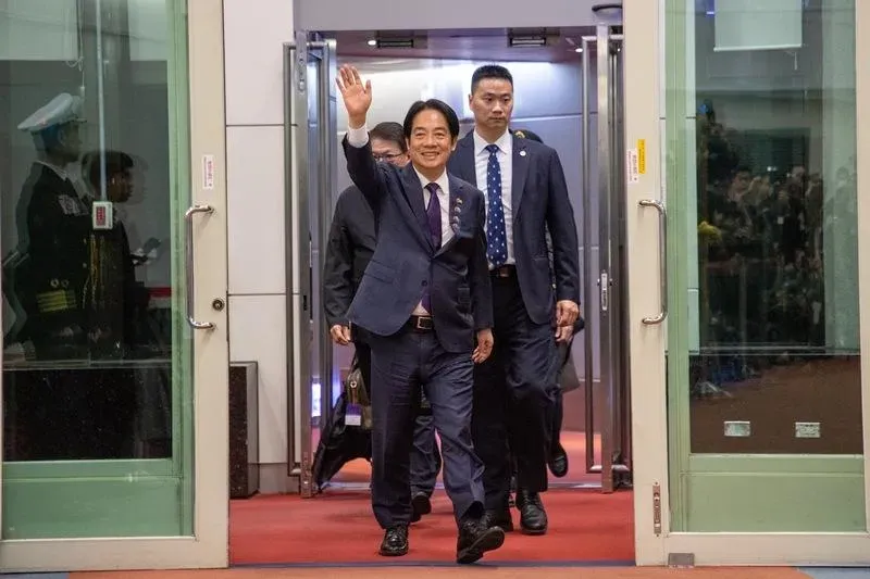 總統賴清德（前中）結束「繁榮南島．智慧永續」之旅，6日傍晚順利返抵國門，下機後向現場等候媒體揮手致意。（圖/中央社）