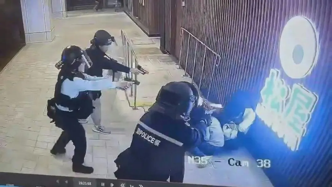 一名嫌犯持刀脅持人質最終被警方擊斃。（圖／《香港01》）