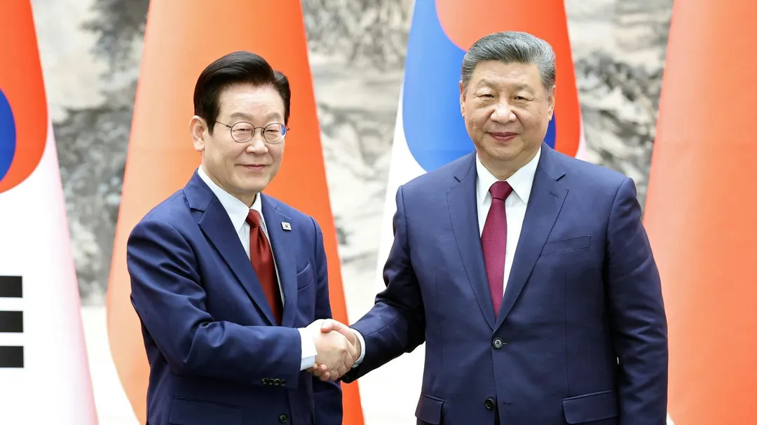 2026年1月5日,國家主席習近平(右)與韓國總統李在明(左)在北京人民大會堂會面時握手。(圖/路透社)