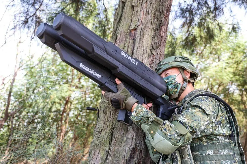國軍官兵手持無人機干擾槍。(圖/中天新聞)