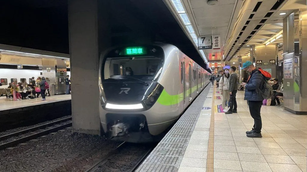 受颱風影響,台鐵今(5日)部分車次有停駛。(示意圖/中天新聞)