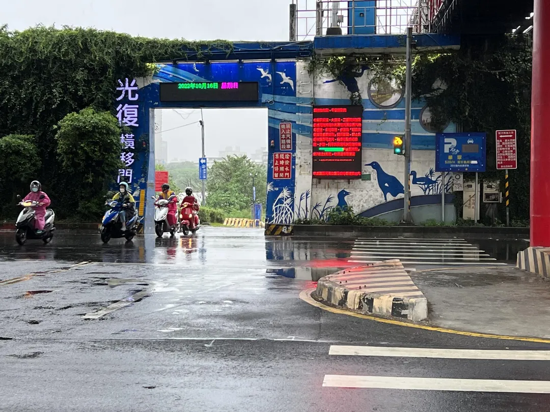 因應颱風來襲,如降雨量持續加劇可能加大水庫調節性放水,新北市高灘地停車場將於113年10月1日上午9時起只出不進。(圖/新北市政府提供)