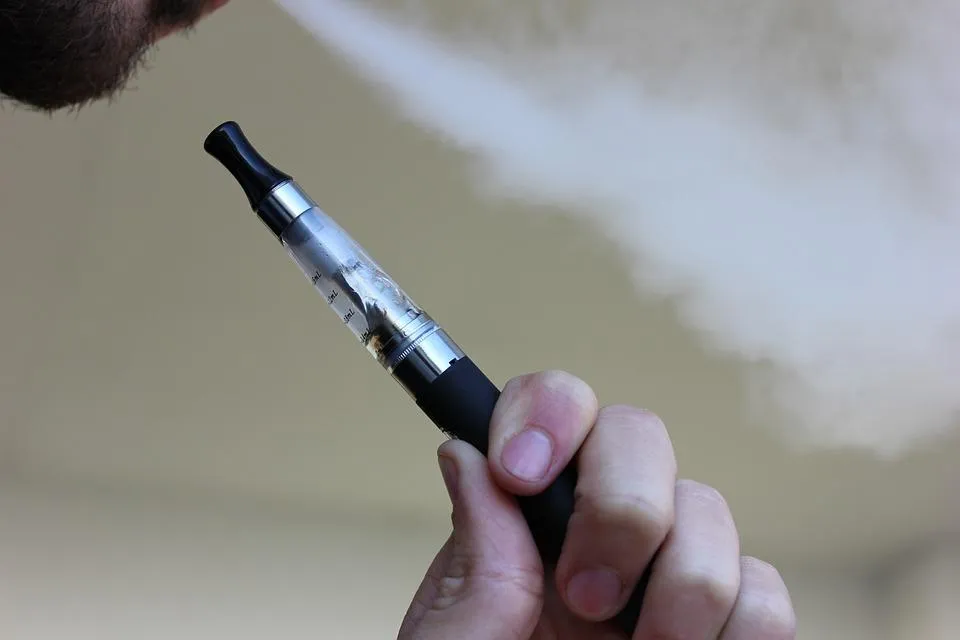 吸入電子煙會增加腦部氧化壓力和發炎,進而降低專注力和記憶力,甚至影響青少年腦部發育,引發憂鬱症和其他精神疾病。(示意圖/photoAC)