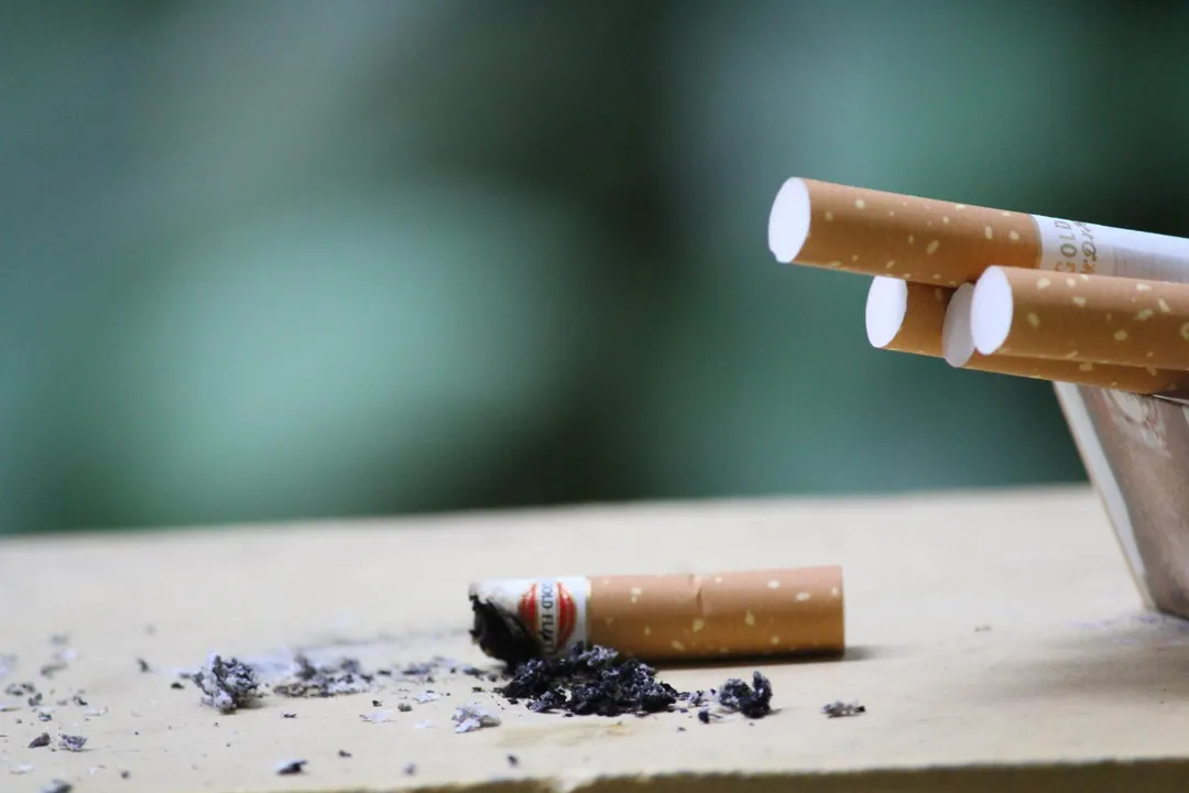 尼古丁成癮若僅靠個人意志力,戒菸的成功率約5%-10%,若有專業的醫事人員從旁協助,透過藥物控制及心理支持,可提高至30%的戒菸成功率。(示意圖/pexels)
