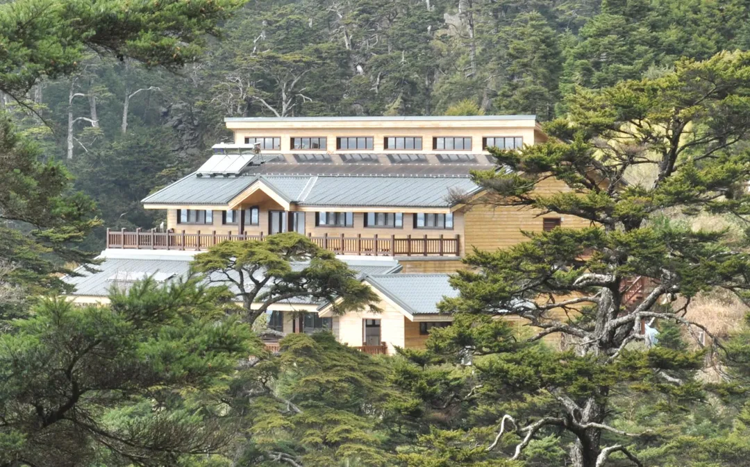 能高越嶺國家步道西段,目前正在進行崩塌修復工程,因天候不穩定加上工程難度高,農業部林業及自然保育署南投分署預估10月底才可全線搶通。(圖為天池山莊/資料照)