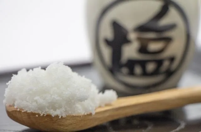 台鹽指出，鹽巴除了可以吃之外，也可以幫助打掃。（圖／資料庫）