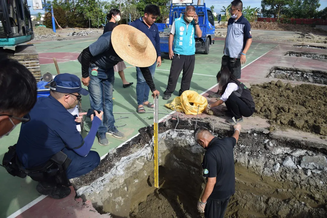 彰化縣田尾國中2022年在進行校內球場整建時挖出一具白骨,經鑑定為清朝間遺骨。(圖/翻攝畫面)