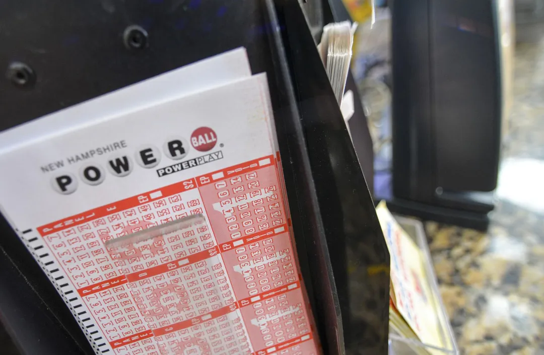 美國威力球(Powerball)於平安夜開出高達18.17億美元的頭獎,折合新台幣約571億元,創下美國史上第二高的樂透彩金紀錄。(圖/美聯社)