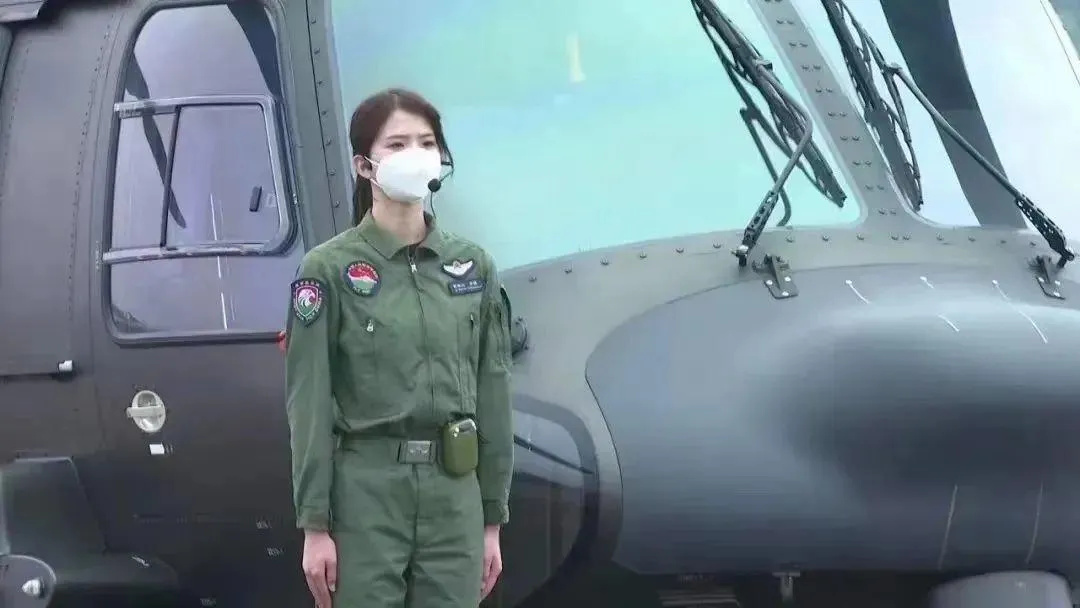 女飛官.jpg