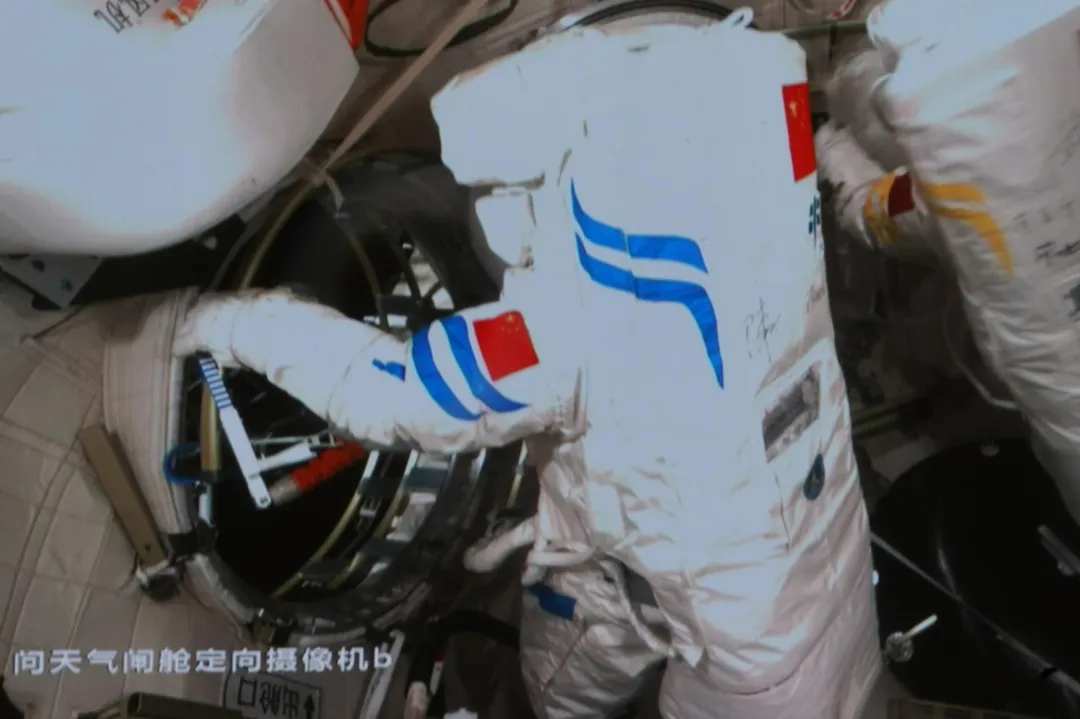 神舟14出艙1_新華.JPG