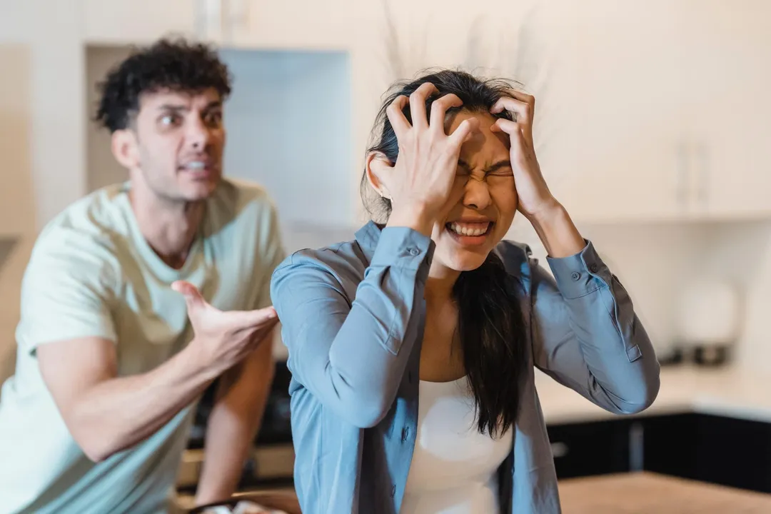 醋夫懷疑妻子外遇就動手打人,超兇婆婆也加入戰局。(示意圖/Pexels)