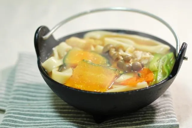 冬天寒冷,民眾聚餐時常會選擇薑母鴨、羊肉爐或是麻油雞等食物進補,過度攝取恐吃下太多飽和脂肪,影響膽固醇。(示意圖/pixabay)