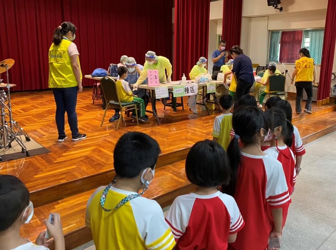 家中寶貝國小入學前要完成2劑疫苗接種，並於入學時繳交「預防接種時程及紀錄表」影本給學校進行預防接種檢查，讓寶貝健康上學去。（圖／資料庫）