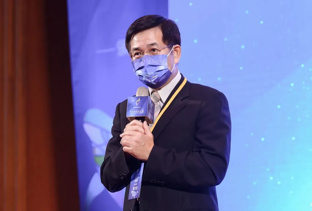 教育部長潘文忠說,可能是謠言但會審慎應對且確保師生的安全。(圖/翻攝自臉書)