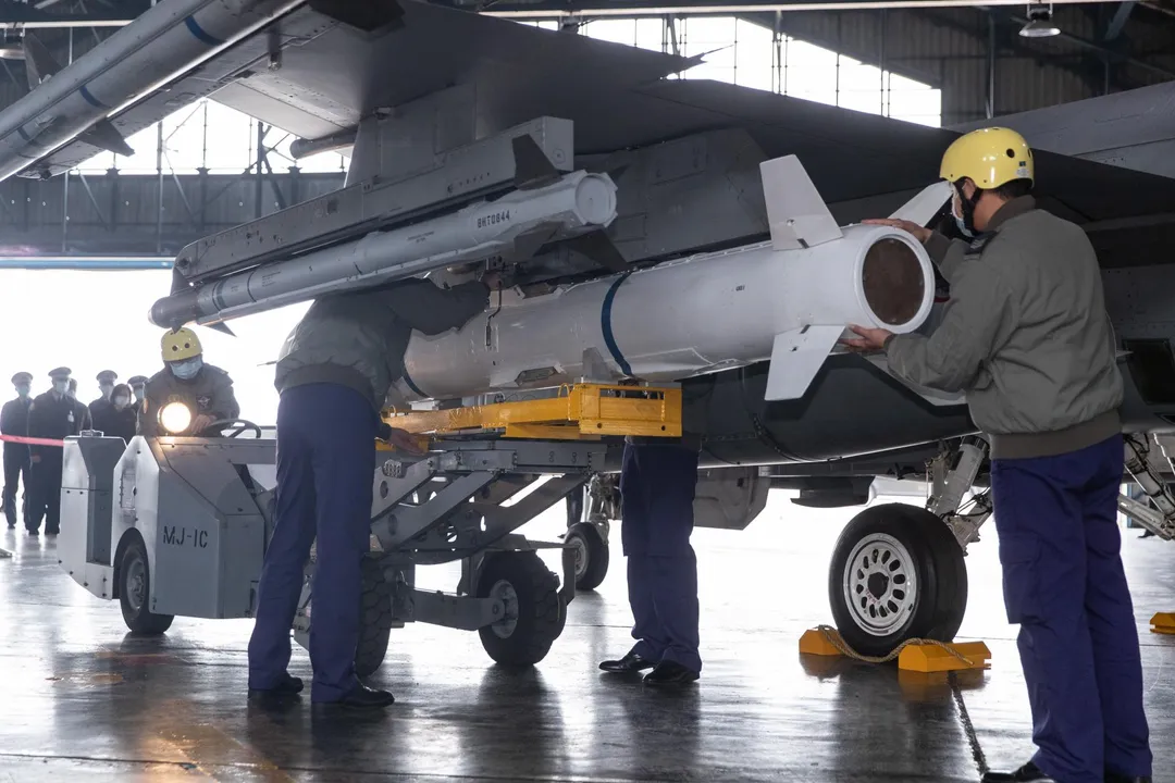 空軍F-16戰機可攜掛AGM-84空射魚叉飛彈。(圖/軍聞社)
