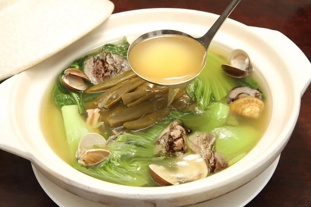 長年菜是年節圍爐餐桌上不可或缺的料理,象徵長壽與吉祥。(示意圖/Pexels)