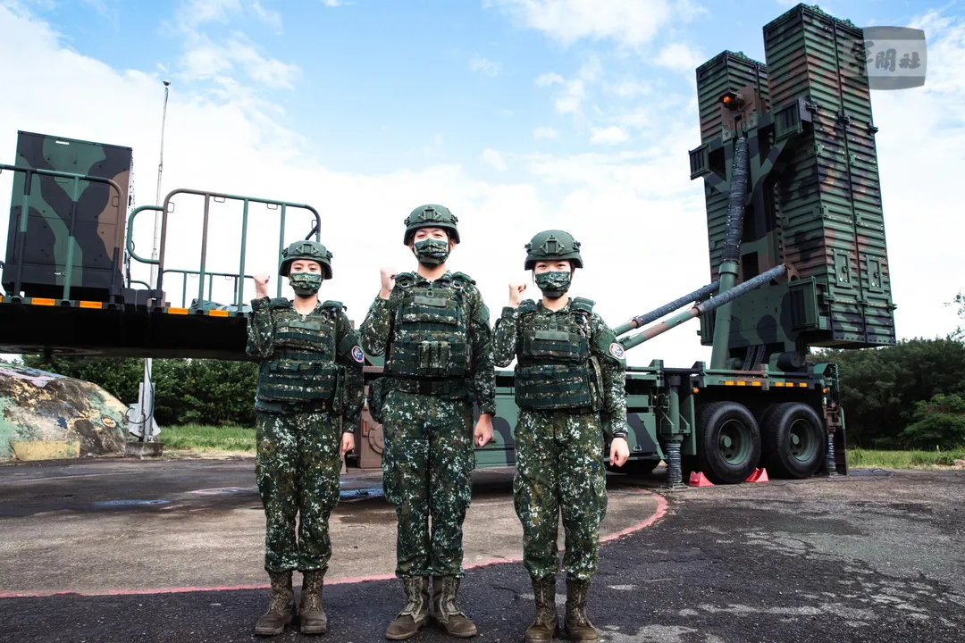 擎天巡弋飛彈均配屬空軍防空暨飛彈指揮部。圖為該部官兵，背景為天弓三型防空飛彈發射架。(圖/軍聞社)