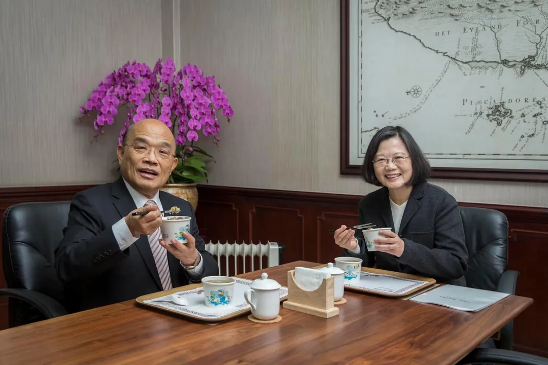 前行政院長蘇貞昌、前總統蔡英文。（圖／蔡英文臉書）