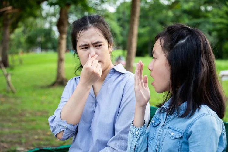 口臭原因有很多,例如口腔清潔不足或口腔菌群失調。(示意圖/資料庫)