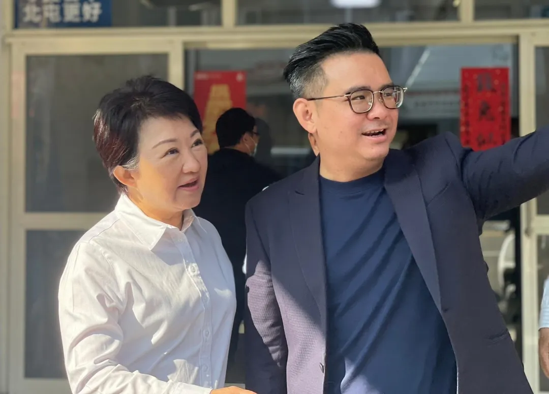 黃健豪(右)是盧秀燕(左)子弟兵,挑戰莊競程目前五五開。(圖/台中市府提供)