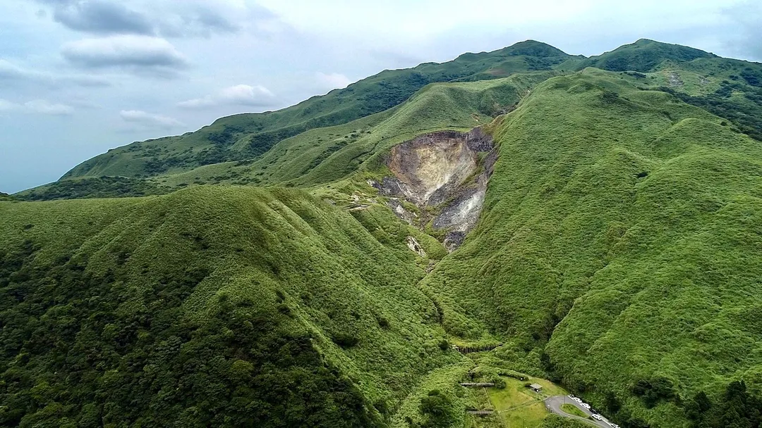 大屯火山岩漿庫岩漿冷卻後陷落，引發震動。（圖／中天新聞）