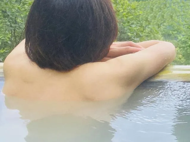 長時間泡熱水,確實可能導致血管擴張,血管擴張流汗時,體內水分會流失,也會導致血壓下降。(示意圖/資料庫)