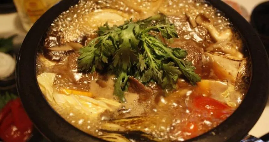 烹煮羊肉湯時加入洋蔥、番茄等蔬果，不但可增加纖維的攝取，也能讓騷味降低。（示意圖／photoAC）