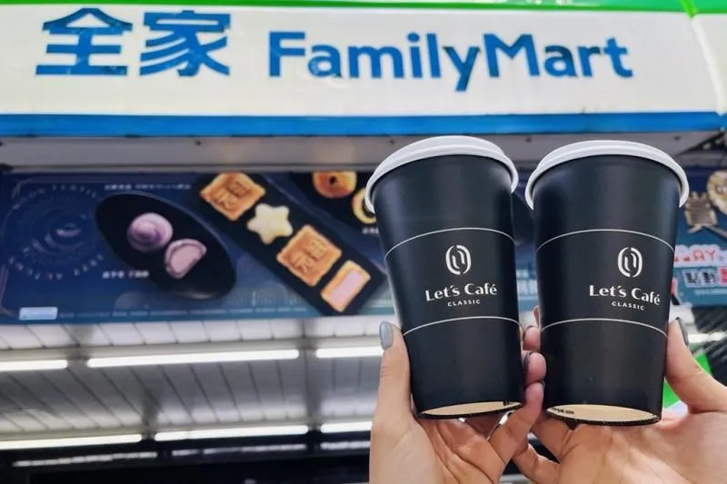 全家FamilyMart完成包裹取件即送「9元拿鐵優惠券」。（圖／業者提供）