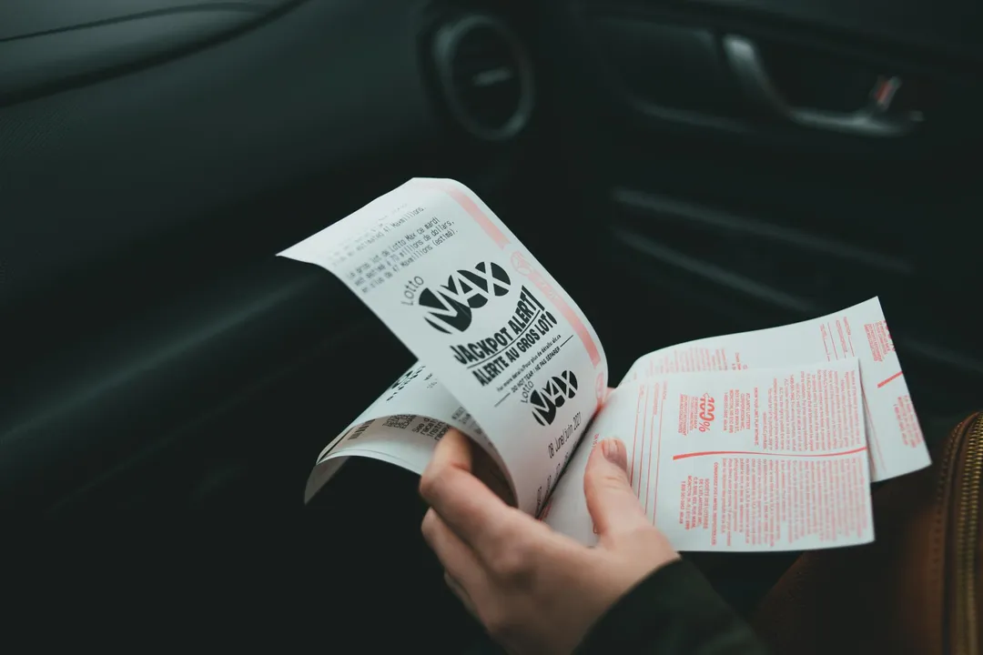 美國馬里蘭州一名男司機被人強行切車道，火大到記下了對方車牌，晚上回到家附近的彩券行用記下的車牌號買了10張pick 5彩券，竟然中了50萬美元。（示意圖/pexels）