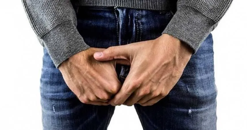一名男子在體驗「抓龍筋」時，被小姐提醒睪丸有點大，這才得知已罹癌。（示意圖／photoAC）
