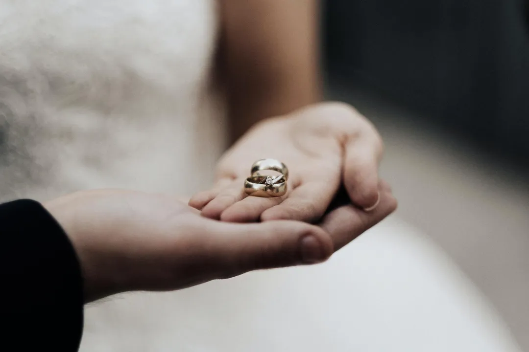 大陸一女子19年前用姊名字登記結婚,現「自首」想改回被拒。(示意圖/pexels)