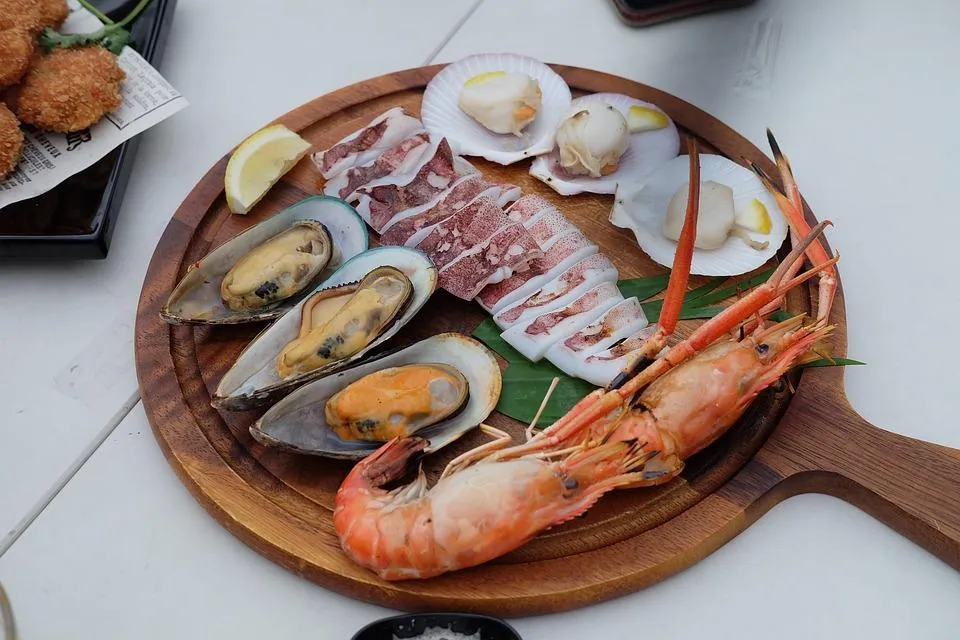 海鮮中含有的病毒跟細菌種類相當繁雜,生食容易引起感染,最好烤熟再吃。(圖/資料庫)