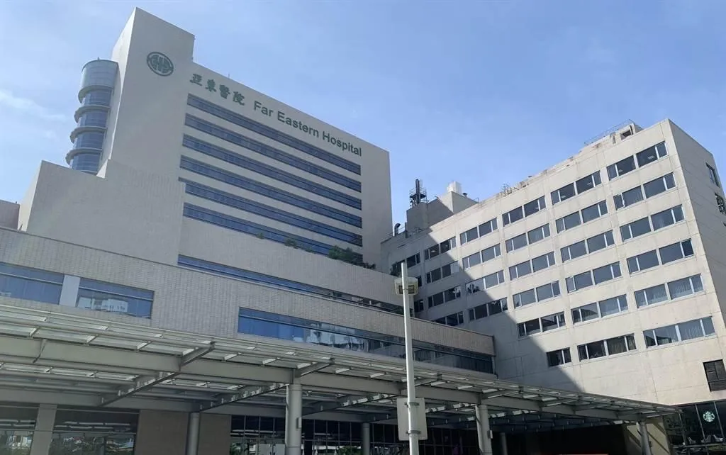 土城區1名20多歲工人不明原因墜樓,目前送往亞東醫院急救。(圖/中天新聞)
